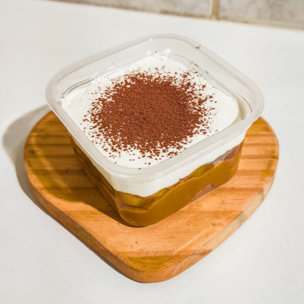 Camadas deliciosas da nossa banoffee pie, feita com base de farofinha crocante, brigadeiro cremoso de doce de leite, doce artesanal de banana caramelizada, finalizado com chantininho. Pote de 250ml