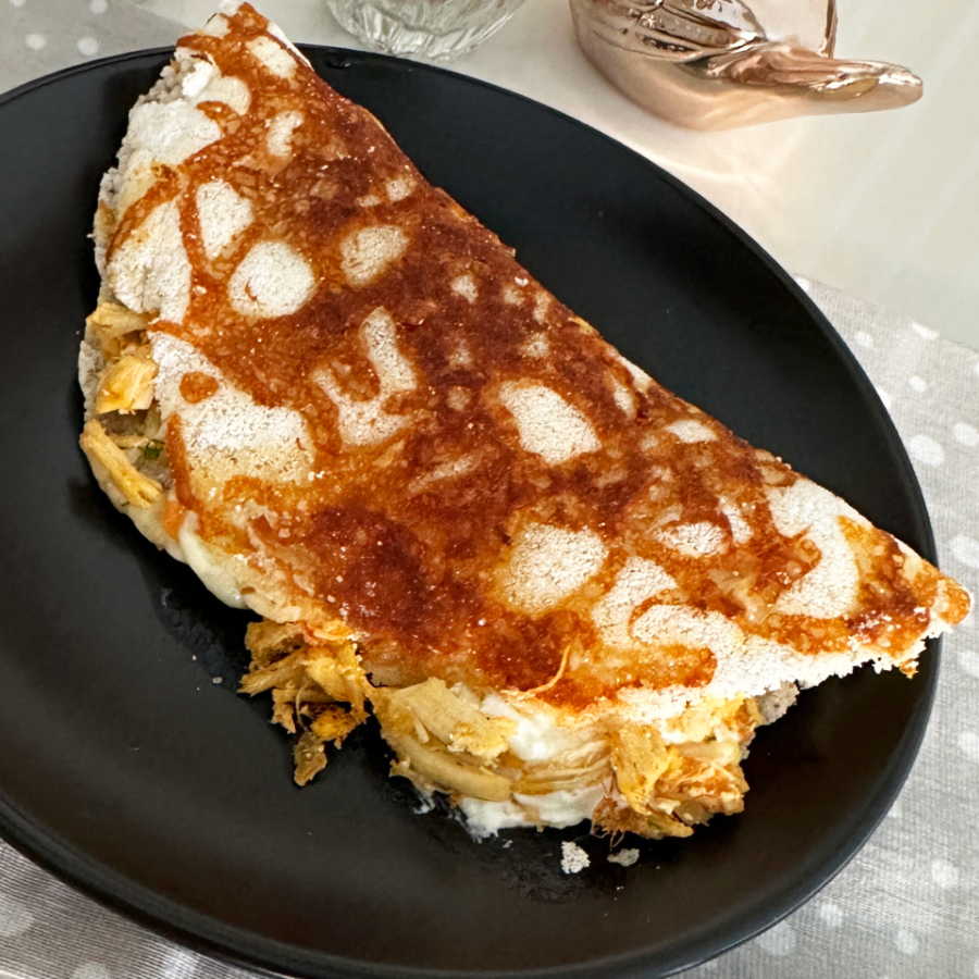 Recheada com frango desfiado super temperado e cremoso, essa tapioca rendada entrega sabor caseiro com textura irresistível. Uma das favoritas dos clientes!