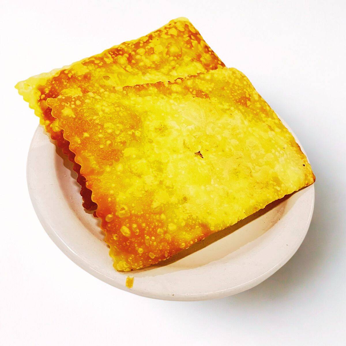 Pastel crocante e leve, recheado com carne temperada.