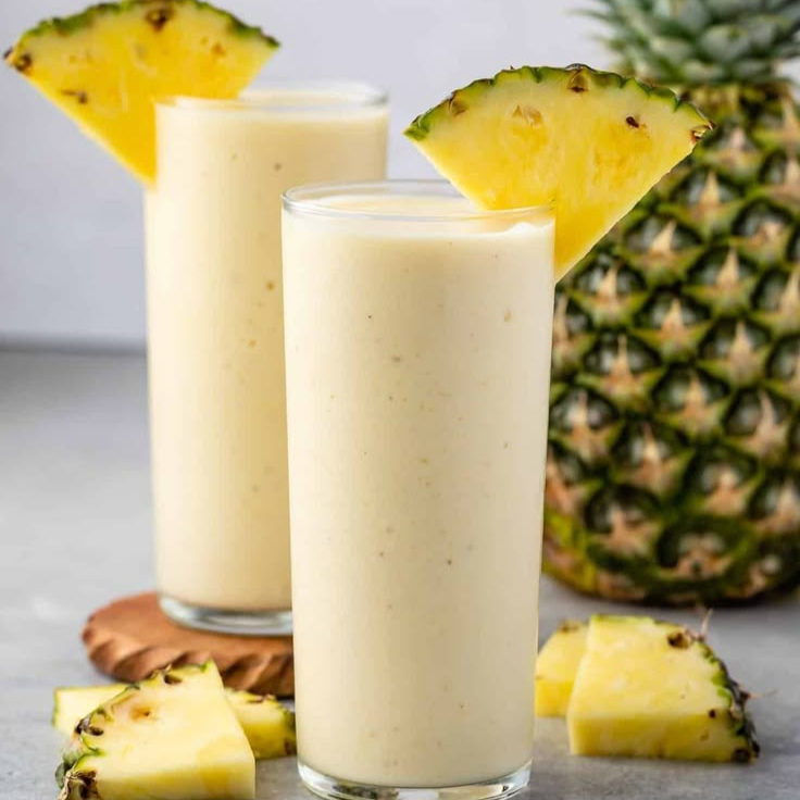 Leite, abacaxi, banana, açúcar e coco natural