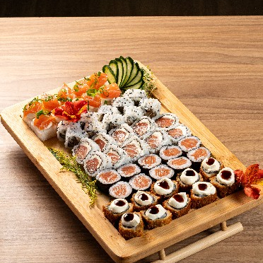 10 Uramaki Filadélfia 10 Hossomaki 10 Uramaki Skin 10 Hot Filadélfia 10 Baterá de Salmão 3 Hashi 2 Guardanapos 1shoyu