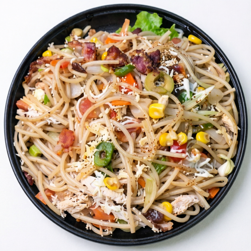 Macarrão, frango desfiado, bacon, queijo prato, alho poró, milho, tomate, cebola, pimentão, cenoura, azeitona, molho shoyo, molho de alho, molho especial, ketchup, maionese e molho verde.