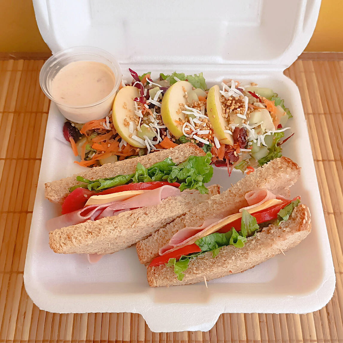Sándwich especial con ensalada 🥪​🥗