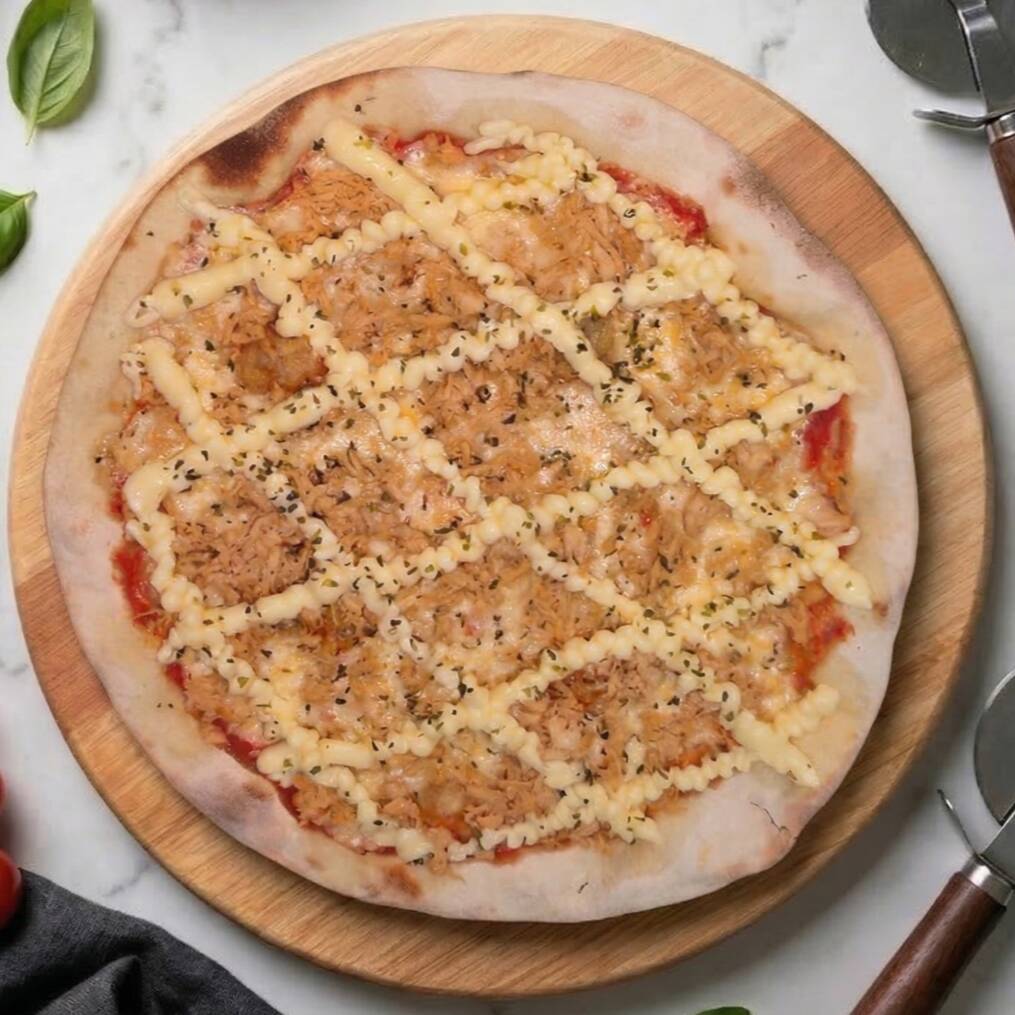 Massa fina com borda crocante, molho de tomate artesanal, mozzarella derretida, peito de frango temperado e desfiado, Catupiry Original e orégano + uma Coca-Cola 1,5l
