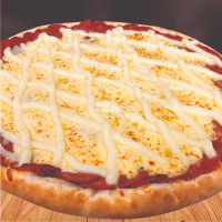 Calabresa fatiada, cebola com cobertura de mussarela e requeijão cremoso