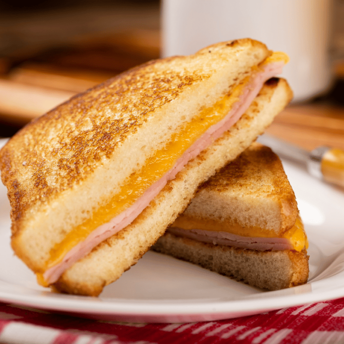 Pão de forma, queijo, presunto