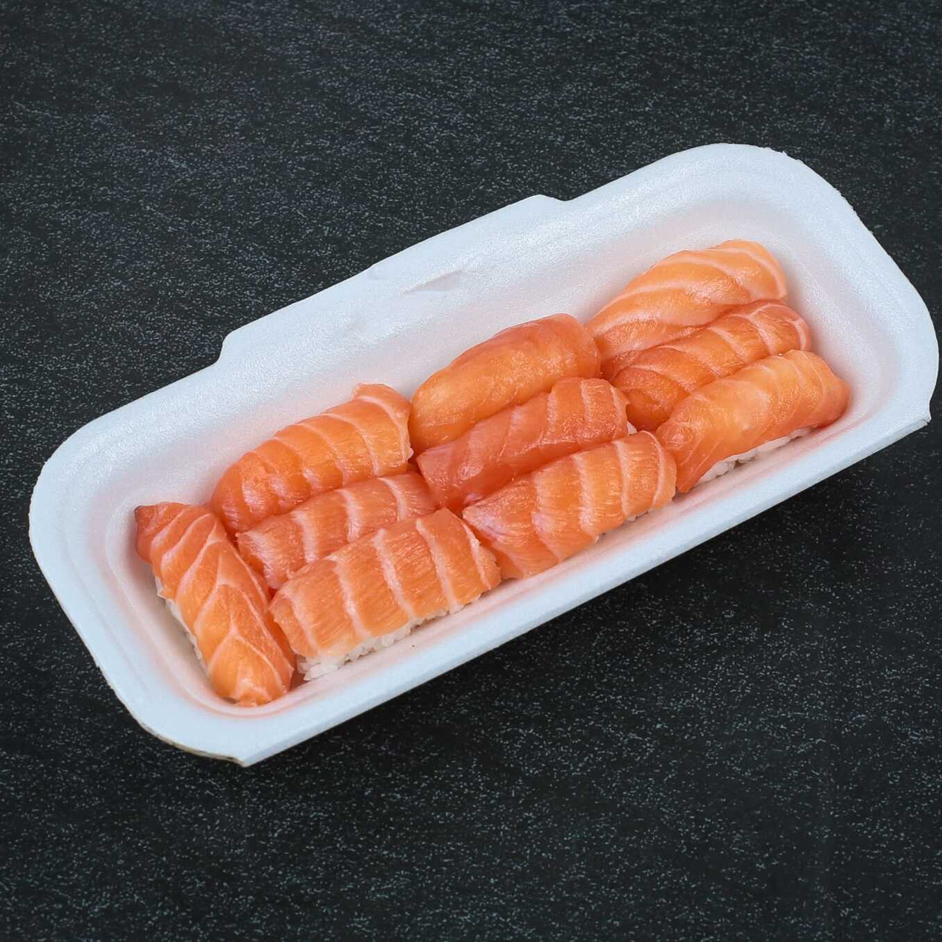 Este prato, '10 Niguiri de Salmão', pertence à categoria 'Uramakis - Hossomakis'. É uma experiência culinária sublime que consiste em pedaços suculentos de salmão fresco, delicadamente posicionados sobre pequenas porções de shari, um arroz de sushi habilmente temperado. Cada mordida oferece um equilíbrio perfeito entre o sabor robusto do salmão e a sutileza do shari. Este prato, preparado com impecabilidade e apresentado com elegância, promete uma experiência gastronômica inesquecível para os amantes de sushi.
