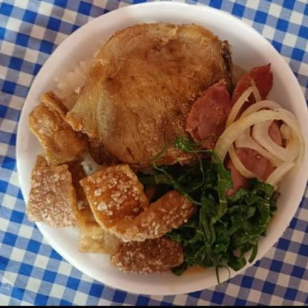 arroz, feijão, bistequinha suína, torresmo e ovo