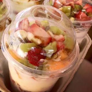 Yogurt con frutas y chispas chocolate