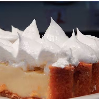 Torta de limão com calda de caramelo e creme patissiere.