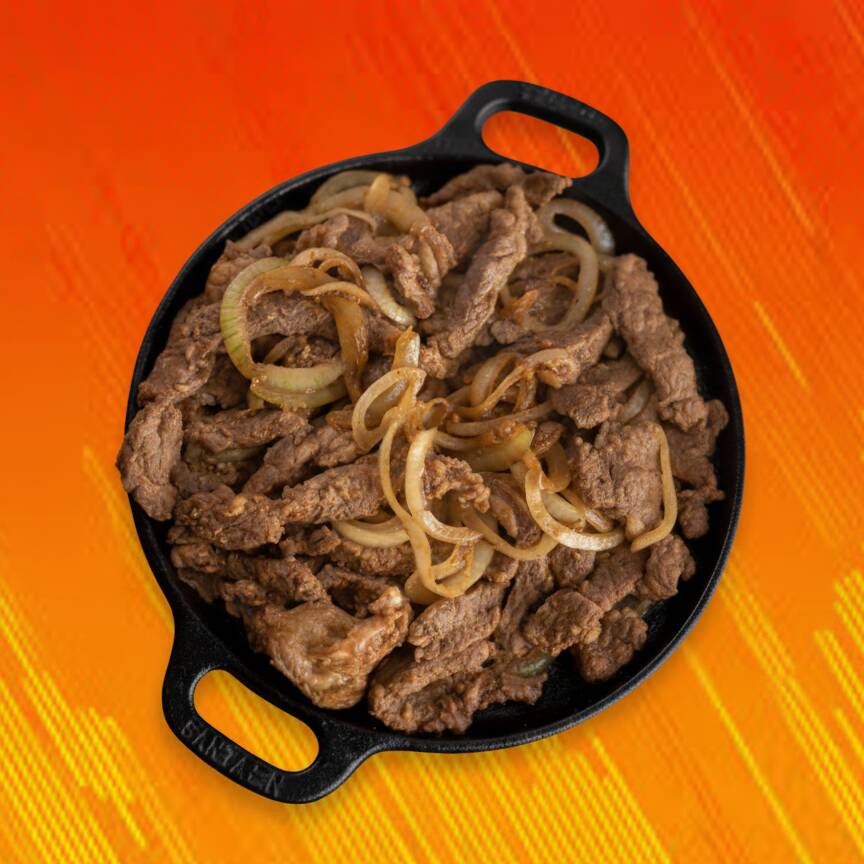 Tiras de contra filé grelhadas no ponto certo, servidas com cebolas douradas e suculentas. Uma combinação clássica, saborosa e perfeita para quem gosta de carne macia e bem temperada.