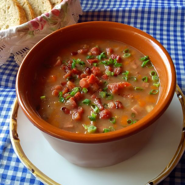 🍲 Saiu agora: Caldo de Feijão no capricho! Feito com aquele tempero caseiro que derrete na boca! Tá quentinho, fresquinho e pronto pra matar a fome com sabor de verdade. Acompanha torrada e cebolinha.