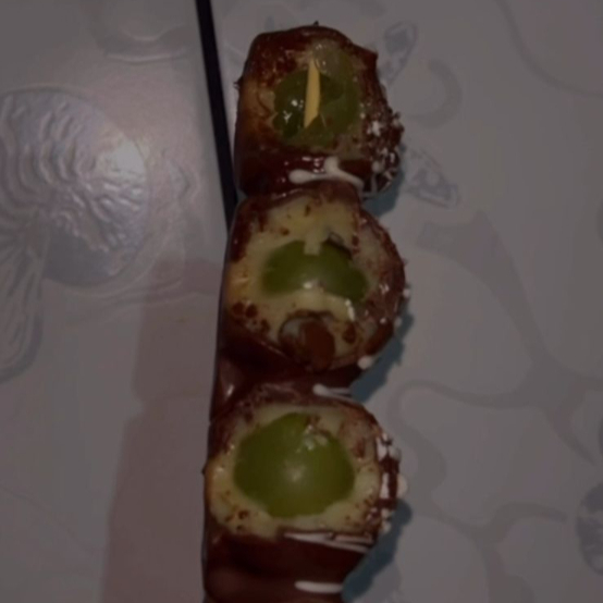 Uvas verdes cobertas com brigadeiro de ninho e chocolate Blend