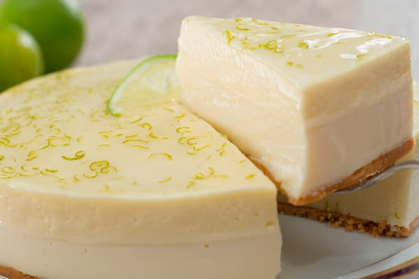 Rende de 10 a 12 fatias. Pesa aprox. 1,2kg. Vendida congelada, descongelar por 2 horas em temperatura ambiente antes de consumir. Contém ou pode conter glúten, leite e ovos. Conservar refrigerada. Consumir em até 3 dias.
A queridinha imbatível do Brasil. Nosso creme de limão é milimetricamente equilibrado, unindo a acidez cítrica com a doçura do leite condensado de forma impecável. Da base de biscoito maizena à cobertura de merengue traz e um visual artesanal de encher os olhos. É crocante, c