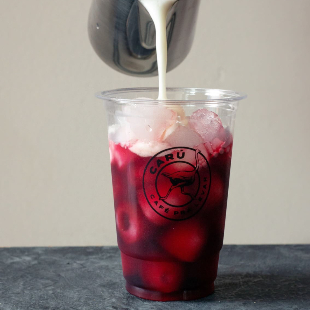 Essa bebida linda, tem em sua composição: chá de hibisco, canela, suco de abacaxi, cravo, gelo, mel para adoçar.