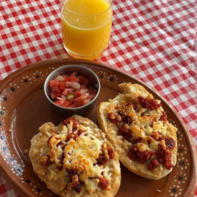 MOLLETES CON CHORIZO