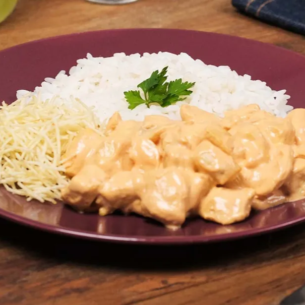 Nosso strogonoff de frango acompanha arroz branco fresquinho e soltinho + batata palha crocante, garantindo uma quentinha completa, saborosa e irresistível.