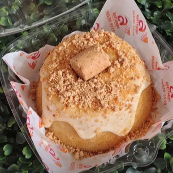 melhor caseirinho de paçoca. com massa branca fofinha e molhadinha recheado com creme cremoso de ninho com paçoca esfarelada. o melhor bolo de paçoca que já comeram!