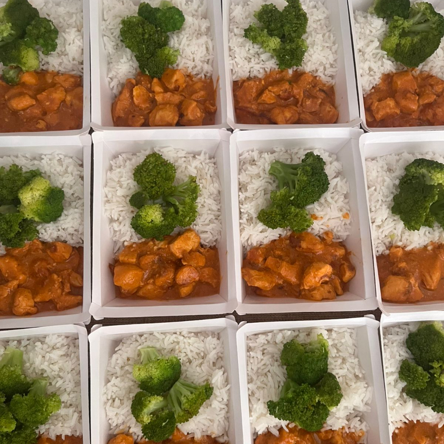 Arroz branco, strogonoff de frango e brócolis