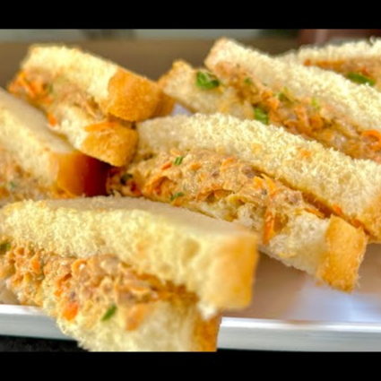 Pão macio recheado com um delicioso patê de sardinha, preparado com ingredientes frescos e tempero especial. Uma opção leve, saborosa e perfeita para um lanche a qualquer hora do dia.
