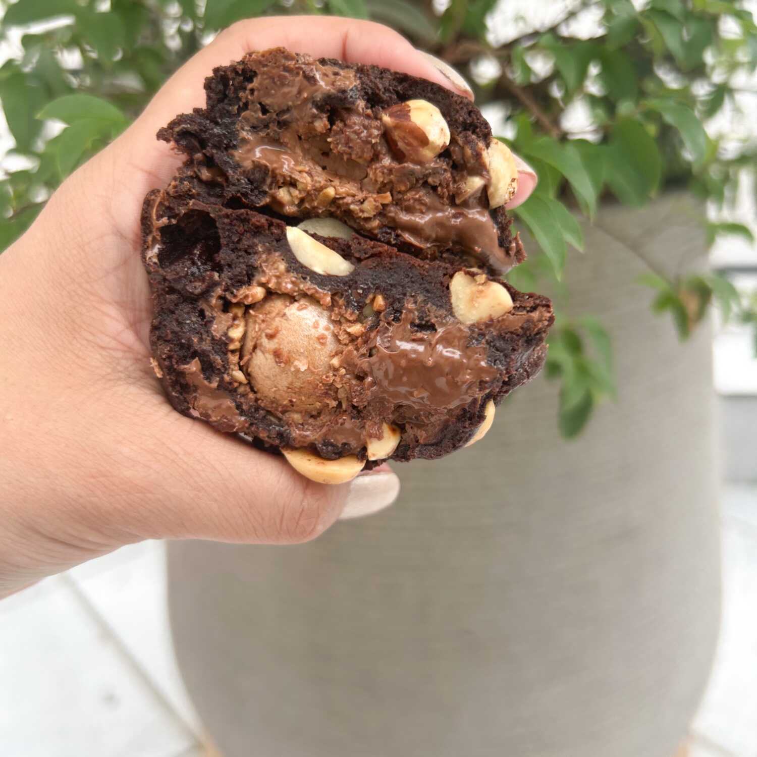 Cookie de cacau com gotas de chocolate e pedaços de avelã, recheado com Nutella® e finalizado com 1 bombom Ferrero Rocher. Crocante por fora, macio por dentro e irresistível. 🍫