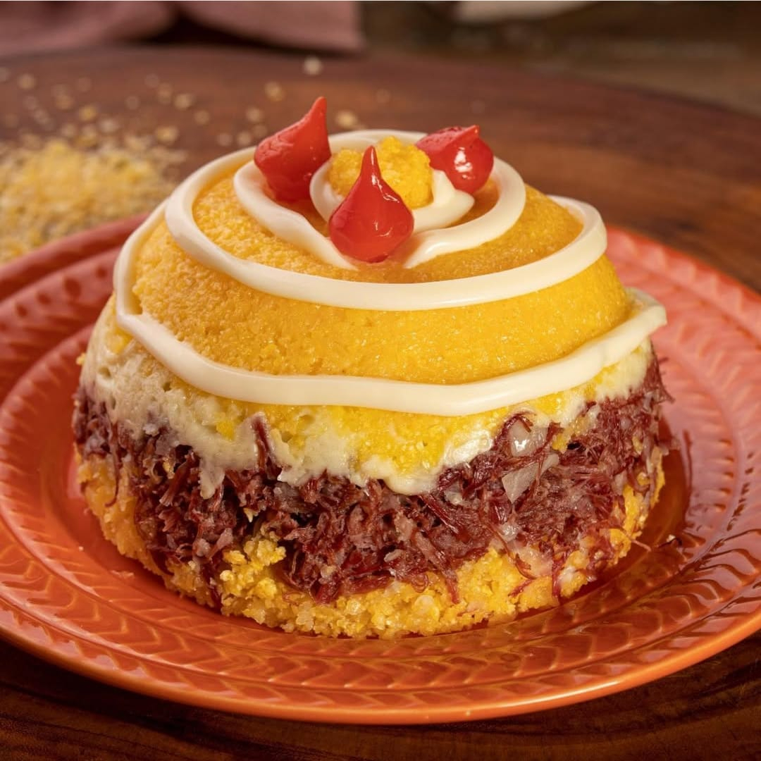 Cuscuz nordestino Recheado de Carne Seca, mussarela e Requeijão acompanha vinagrete.