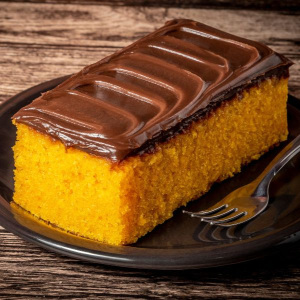 Bolo de cenoura fofinho, coberto com uma calda de chocolate cremosa, do jeitinho que dá vontade de repetir. Doce clássico do Aruá que combina com qualquer hora.