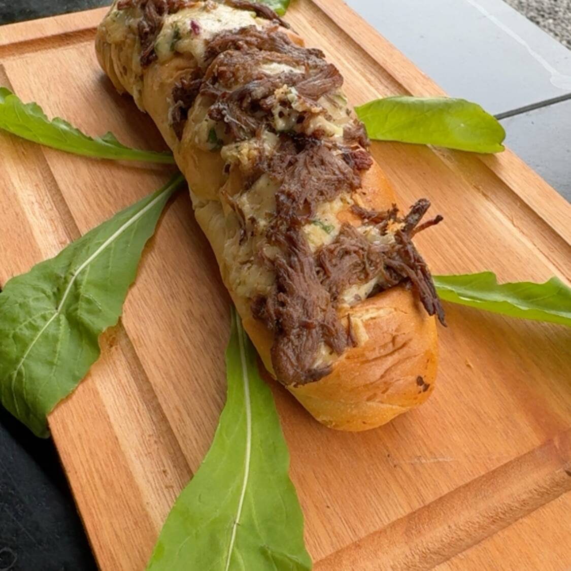 Delicioso pão de alho caseiro recheado com carne de panela e queijo mussarela