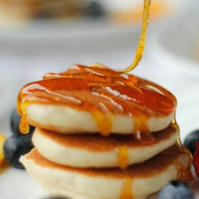 MINI HOT CAKES CON MIEL DE MAPLE