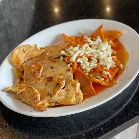 Chilaquiles con Pechuga Asada