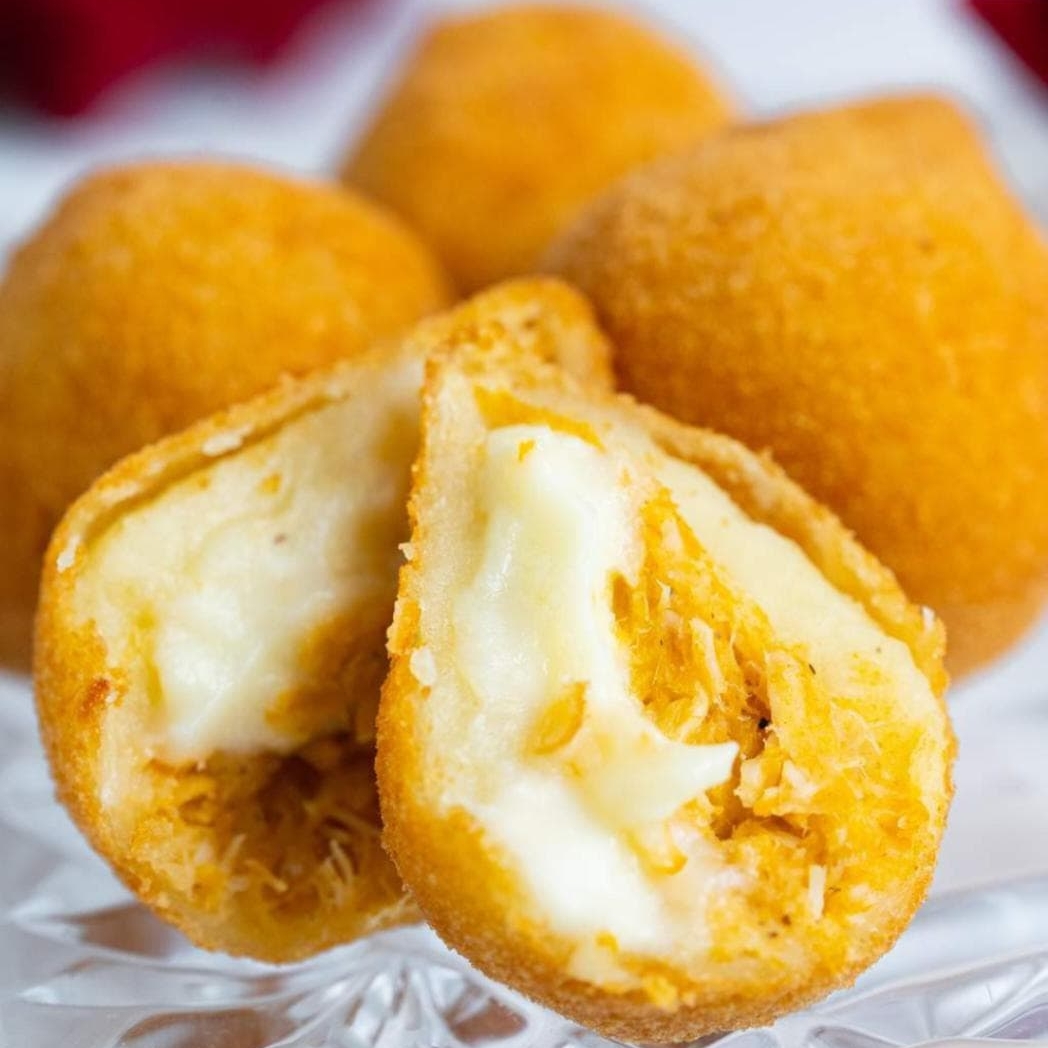 Pode ser coxinha, esfiha de carne ou dogão, conforme disponibilidade do estabelecimento.