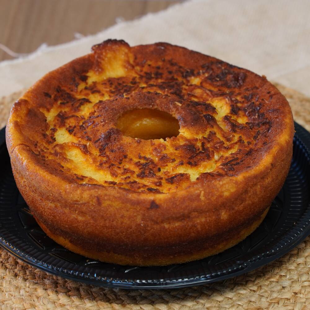 Com uma massa cremosa e leve, cada pedaço é uma explosão de sabor caseiro, perfeito para acompanhar seu café ou chá. Delicie-se com a tradição em cada fatia!
