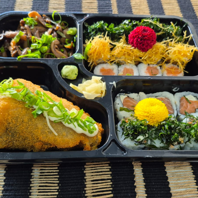 3 uramaki de salmao 3 uramaki skin com couve 4 hossomaki de salmao 8 hot holl 1 temaki empanado 1 porçao de shimeji