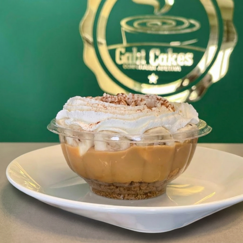 Massa de biscoito Amanteigado,creme de Doce de leite, pedaços de Banana. Finalizada com Chantilly cremoso e canela!