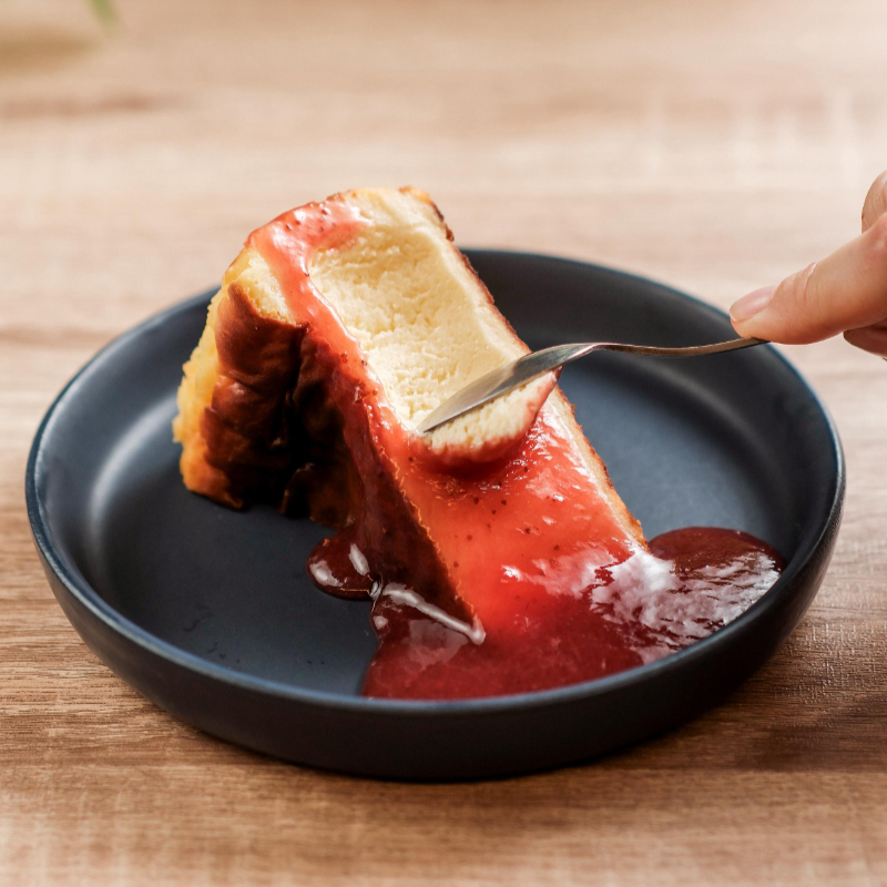 COM GELEIA DE MORANGO OU GOIABADA.