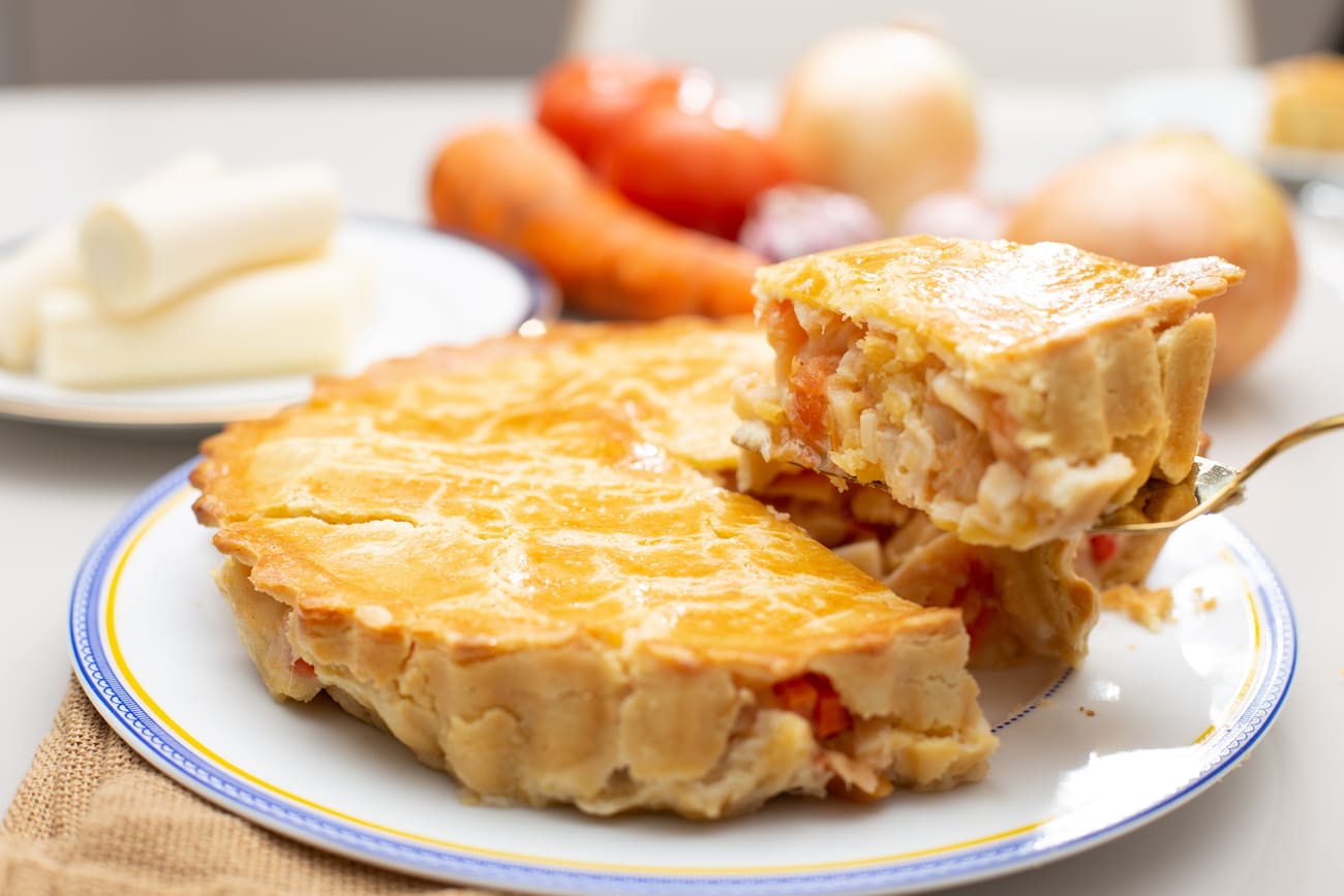 Rende 06 a 08 fatias. Pesa aprox. 1kg. Vendida congelada, levar ao forno congelada, a 180 graus por 45 minutos. Contém glúten, leite e ovos. Após assada conservar refrigerada e consumir em até 3 dias.
Elegância e leveza em cada camada para quem não abre mão de um clássico vegetariano. Feita com um suculento recheio de palmito, cenoura, tomate e cebola, cuidadosamente picados que dão um sabor incrível e balanceado. É a escolha perfeita para um lanche sofisticado ou um jantar leve onde a fartur