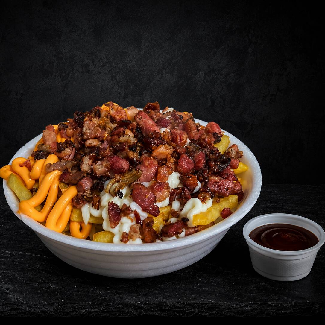 800g de batata frita, por cima um molho
cremoso de cheddar e pedaços crocantes de bacon frito.