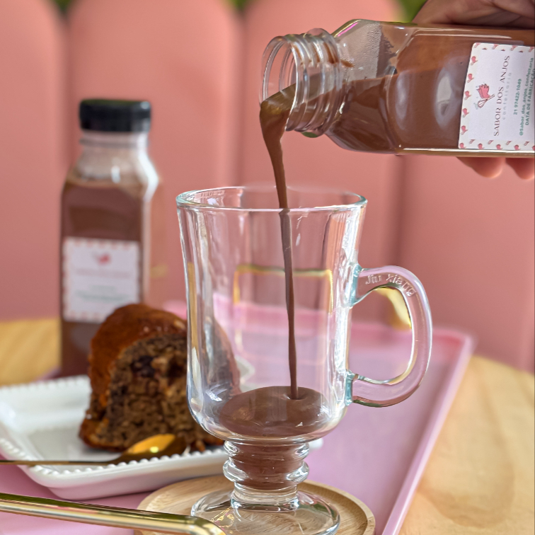 chocolate em pó, chocolate em barra e leite. Podendo consumi-lo quente