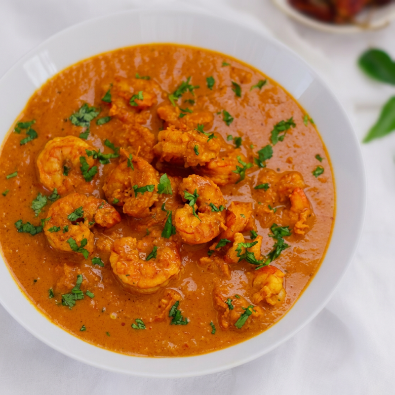 Pedaços de camarão com molho de cebola, molho de castanha de caju e leite de coco e temperos indianos. (10 pedacos)