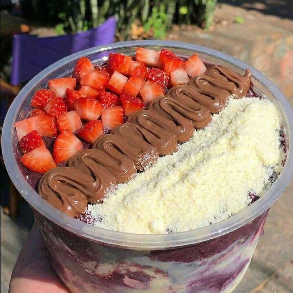 Um litro de pura felicidade! Açaí cremoso com camadas generosas de Nutella, leite em pó Ninho e morangos frescos. A combinação perfeita para se deliciar.