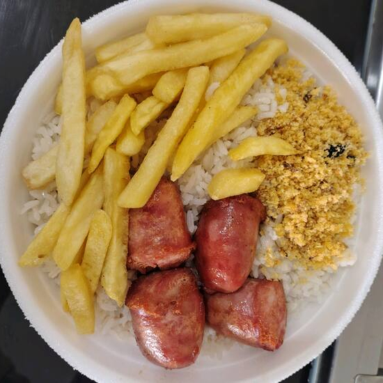 Arroz, feijão, batata frita e farofa