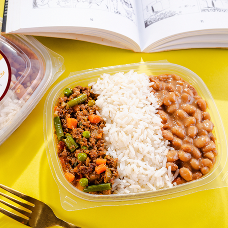 1 marmita que contem arroz feijao macarrao e carne moida com legumes saladas