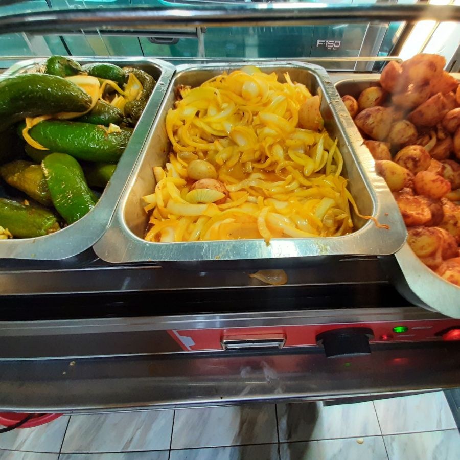Chile toreados, cebollita y papa adobada.