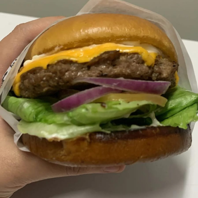 Pão selado na manteiga, maionese defumada, carne 100g, queijo cheddar derretido, alface americana, tomate, cebola roxa.