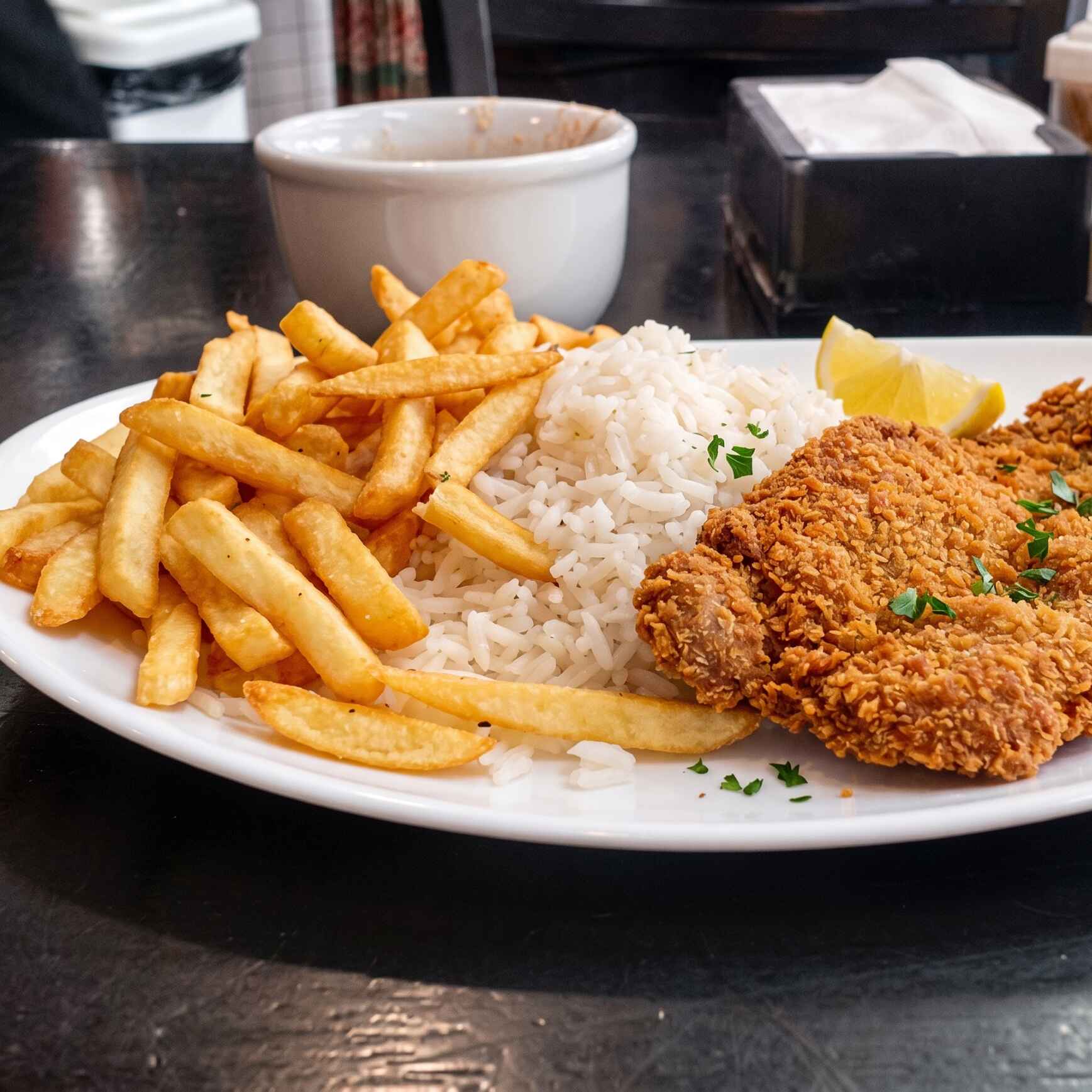 Mini contra filé à milanesa acompanhado de arroz, feijão, fritas ou salada.