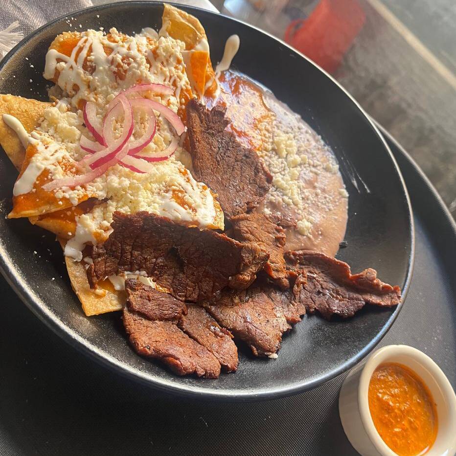 Chilaquiles con Carne Azada o Pechuga Azada