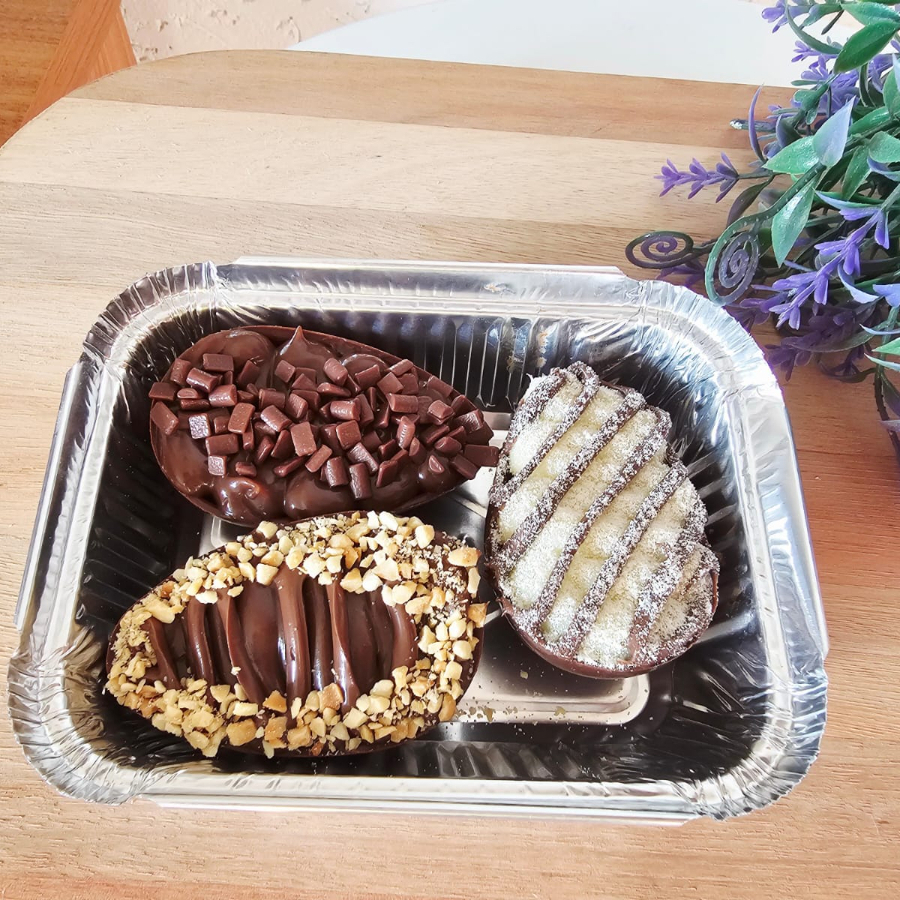 Que tal antecipar a sua Páscoa e ja se deliciar com esses deliciosos mini ovinhos, nos sabores Ninho com Nutella, Brigadeiro ao leite e Ferrero. Peso aproximado - 50 g cada mini ovinho - total 150 gramas Produto artesanal - pode sofrer alterações