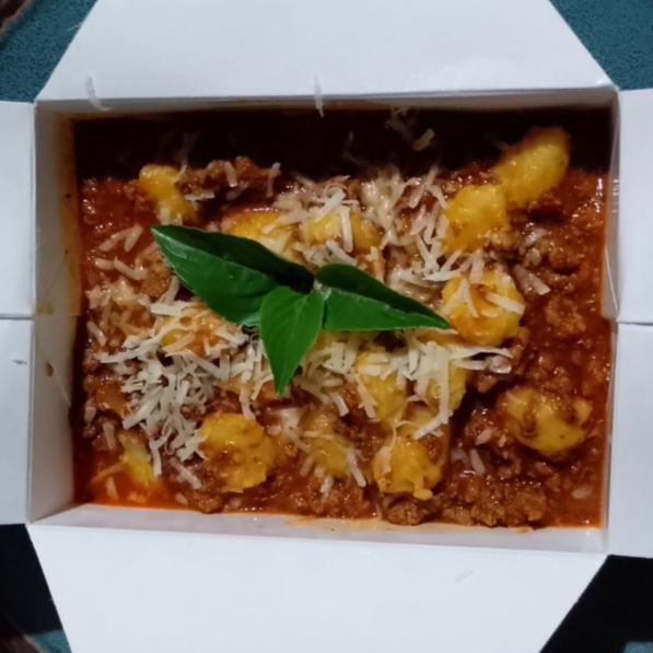 Nhoque macio e saboroso, coberto com o clássico molho a bolonhesa, finalizado com queijo parmesão.
Um prato reconfortante que conquista a cada garfada!