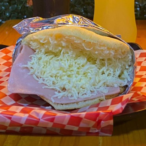 Arepa Con Jamon Y Queso