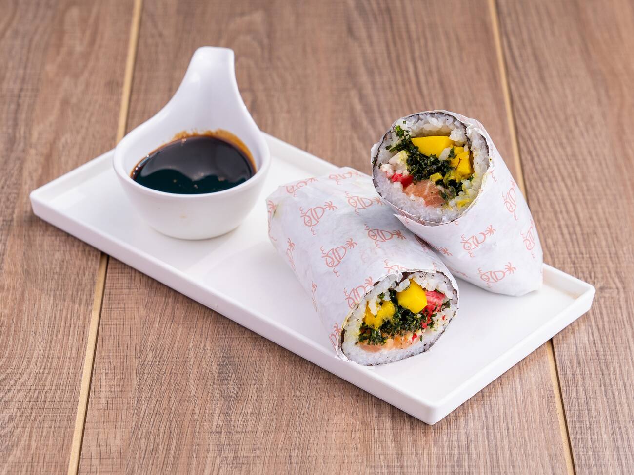 Um Poke enroladinho para matar a sua fome! Algas nori com arroz japonês, você escolhe 2 proteínas, 2 acompanhamentos e 2 toppings.